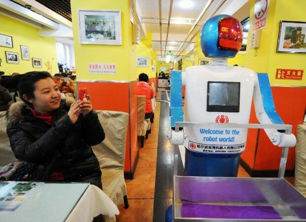 Would You Like a Robot Restaurant in Chinas State Blue and White Robot 620x450 Would You Like a Robot Restaurant in Chinas State