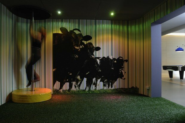 google office with wall decor 620x412 45 Amazing Google Office Pictures